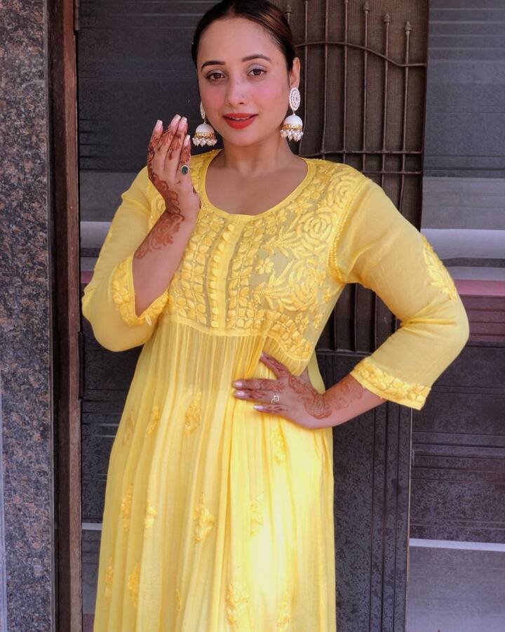 तस्वीरों में रानी चिकनकारी येलो कुर्ती पहने नजर आ रही हैं. हाथों में मेहंदी और कानों में बड़े झूमकों वाला रानी का ये लुक फैन्स को काफी पसंद आ रहा है.