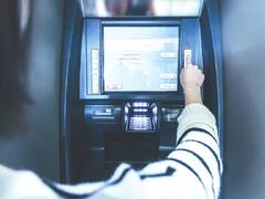 ATM Fraud: एटीएम से कैश निकालते वक्त भूलकर भी न करें यह गलती, हो सकते है ठगी के शिकार!
