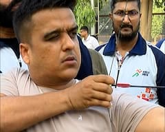 નડિયાદમાં હર્ષ સંઘવીએ અજમાવ્યો તિરંદાજી પર હાથ, તિર તો છોડ્યું પણ...