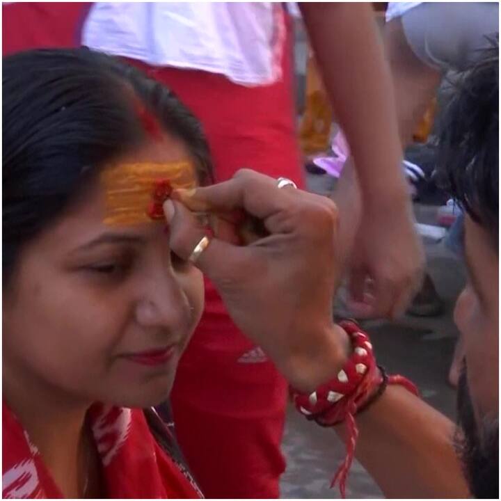 गंगा स्नान के बाद श्रद्धालु यहां एक-दूसरे को तिलक लगाते हुए भी नजर आए हैं.