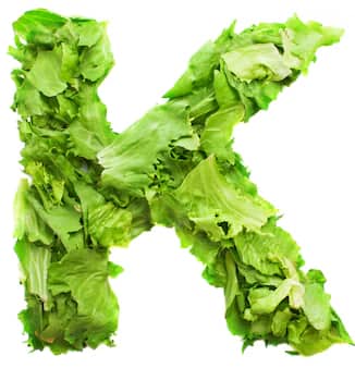अन्य विटामिन की तरह विटामिन के (Vitamin K) भी शरीर के लिए बहुत ही जरूरी होता है. शरीर में विटामिन के की कमी होने पर बोन डेंसिटी कम होना, जोड़ों में दर्द होना, मल त्यागने में दर्द होना जैसे लक्षण दिख सकते हैं. ऐसे में शरीर की इन परेशानियों को कम करने के लिए भरपूर रूप से विटामिन के युक्त आहार का सेवन करें. (Photo - Freepik)