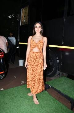 Kiara Advani Hot Photos: ਡੀਪ ਨੇਕ ਪ੍ਰਿੰਟਿਡ ਡਰੈੱਸ 'ਚ ਨਜ਼ਰ ਆਈ ਕਿਆਰਾ ਅਡਵਾਨੀ ਦਾ ਗਲੈਮਰ ਅਵਤਾਰ