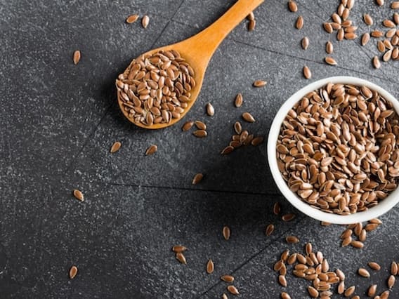 Flaxseeds to Reduce Weight : वजन को कैसे घटा सकता है अलसी? जानें इसके फायदे और सेवन का तरीका Flaxseeds to Reduce Weight : वजन को कैसे घटा सकता है अलसी? जानें इसके फायदे और सेवन का तरीका