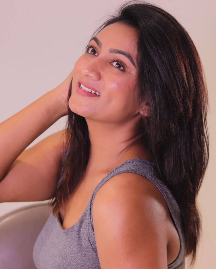 మురారి, అపుడప్పుడు, మధుమాసం, అతిథి, కలెక్టర్ గారి భార్య ..సినిమాల్లో అస్మిత నటించింది.