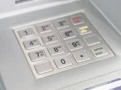ATM Fraud: एटीएम से कैश निकालते वक्त भूलकर भी न करें यह गलती, हो सकते है ठगी के शिकार!