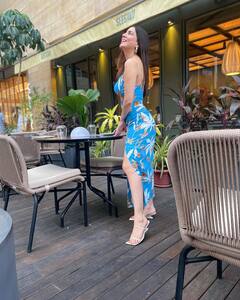 Shraddha Arya Photos: थाई स्लिट स्कर्ट में श्रद्धा आर्य ने ढाया कहर, पतली कमर पर थम गईं फैंस की निगाहें