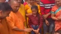 सुबह-सवेरे गांव की सैर पर निकले Yogi Adityanath | Khabrein Tabadtod