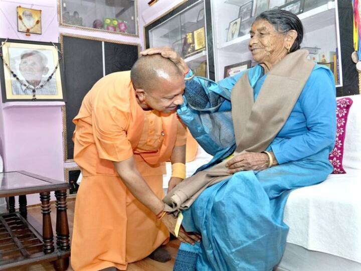 UP CM Yogi meets his mother during visit to his ancestral village in Uttarakhand UP CM Yogi: ఐదేళ్ల తర్వాత తల్లిని కలిసి యూపీ సీఎం యోగి ఆదిత్యనాథ్