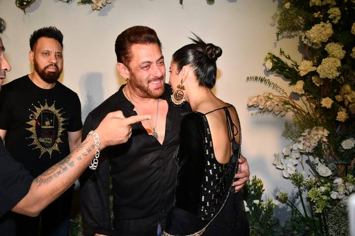 বিগ বস থেকেই সলমনের সঙ্গে পরিচিতি তাঁর। সেই সম্পর্ক সময়ের সঙ্গে আরও দৃঢ় হয়েছে। ইদের ঝলমলে সাজে তাই তিনি হাজের সলমনের ডাকে।