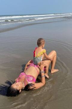 Shreya Sharan in Bikini: 'दृश्यम' गर्ल श्रिया शरण गोवा में बेटी संग की जमकर मस्ती, पिंक बिकिनी में शेयर की Sizzling तस्वीरें