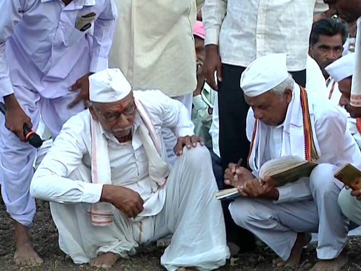 पृथ्वीचे प्रतिकात्मक स्वरुपातील पुरी, समुद्राचं प्रतिक म्हणून घागर आणि त्यावर पापड, वडा, पावसाळ्याचे प्रतिक म्हणून मातीचे ढेकळे, वडा, पानसुपारी यांचीही मांडणी केली जाते. त्यानंतर दुसऱ्या दिवशी घटमांडणीमधील बदलांचे निरीक्षण करुन भाकित वर्तवलं जातं.