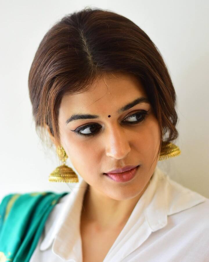 వైట్ షర్టుపై చీర కట్టి కొత్త దనానికి తెర తీసింది. -Image credit: Shraddha das/Instagram