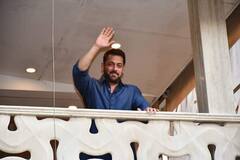 Salman Khan Photos: ઈદ પર સલમાન ખાને બાલ્કનીમાં આવીને ફેન્સને બતાવી ઝલક, ચાહકોને ઈદની શુભેચ્છા પાઠવી