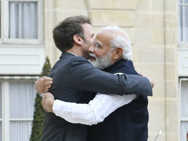 Prime Minister Narendra Modi receives a warm welcome from French President Emmanuel Macron at Elysee Palace in Paris PM Modi France Visit: फ्रांस के राष्ट्रपति इमैनुएल मैक्रों ने किया PM Modi का गर्मजोशी से स्वागत, लगाया गले