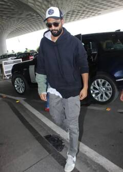 Vicky Kaushal Photos: ਵਿੱਕੀ ਕੌਸ਼ਲ ਨੇ ਏਅਰਪੋਰਟ 'ਤੇ ਦਿਖਾਇਆ ਪਰਫੈਕਟ ਲੁੱਕ, ਕਾਰ ਤੋਂ ਉਤਰਦੇ ਹੀ ਅਦਾਕਾਰ ਨੇ ਦਿੱਤੇ ਡੈਪਰ ਪੋਜ਼