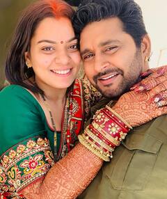 Nidhi Jha Photos: मांग में सिंदूर, हाथों में चूड़ा पहने नो मेकअप लुक में नज़र आईं निधि झा, शादी के बाद पति संग सामने आई पहली फोटो