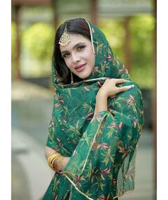 Neha Malik Eid Look: माथे पर टीका और सिर पर पल्लू रख Neha Malik  ने ग्रीन सूट में ढाया कहर, कातिलाना अंदाज के फैंस हुए दीवाने