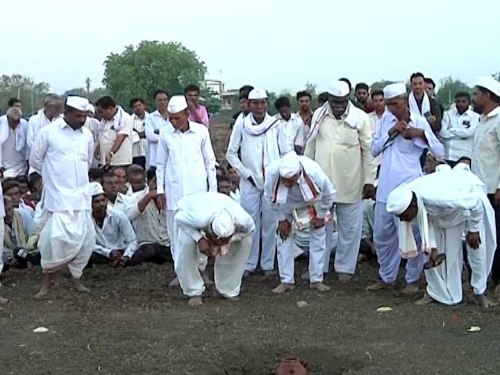 भेंडवळ घटमांडणीतून वर्तवण्यात आलेल्या अंदाजानुसार, अवकाळी पाऊस वर्षभर राहणार आहे. तर गेल्या दोन वर्ष सामना करत असलेल्या कोरोनाचा यंदा मात्र नायनाट होण्याची शक्यता आहे. कारण यंदा देशात रोगराई राहणार असा अंदाज भेंडवळच्या घटमांडणीतून वर्तवण्यात आला आहे.