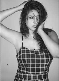 Varshini Sounderajan: హాట్ లుక్స్‌తో టెంపరేచర్ పెంచేస్తున్న వర్షిణి