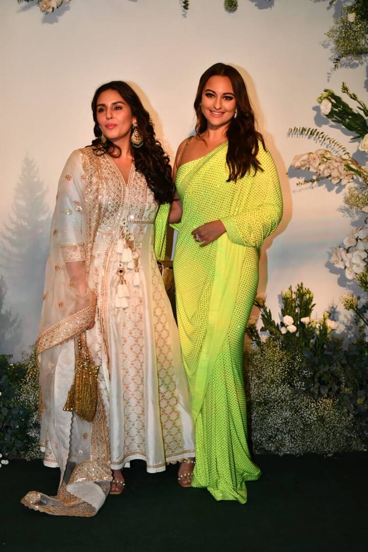 इस खास मौके पर जब सोनाक्षी की हुमा कुरैशी से मुलाकात हुई, तो दोनों ने जमकर कैमरे के सामने पोज दिए. साथ ही दोनों की शानदार बॉन्डिंग भी देखने को मिली.