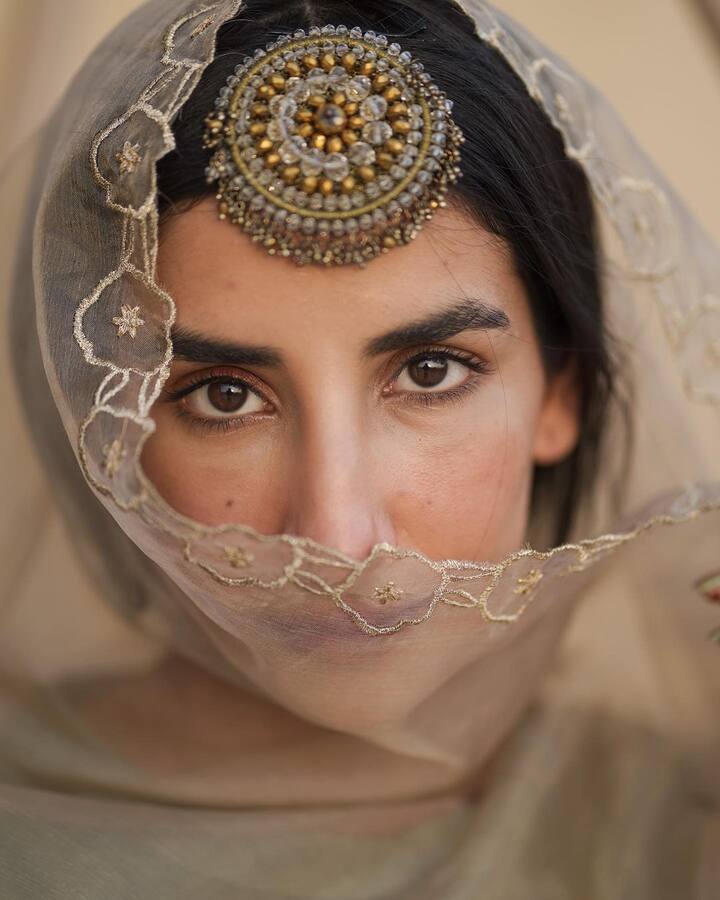 ईद के मौके पर पारुल ने फैन्स के साथ अपना ट्रेडिशनल लुक शेयर किया हैं.