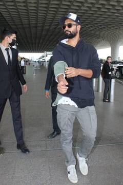 Vicky Kaushal Photos: विक्की कौशल ने दिखाया परफेक्ट एयरपोर्ट लुक, कार से निकलते ही एक्टर ने दिए डैपर पोसेस