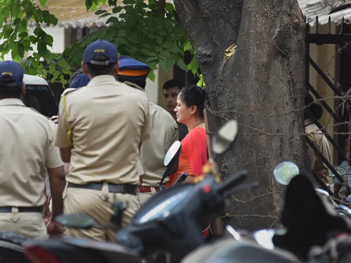 Navneet Rana and Ravi Rana get bail with certain conditions ‘मीडिया से बात करने पर रोक, थाने में हाजिरी...’, इन 5 शर्तों के साथ गिरफ्तारी के 11 दिन बाद राणा दंपति को मिली जमानत