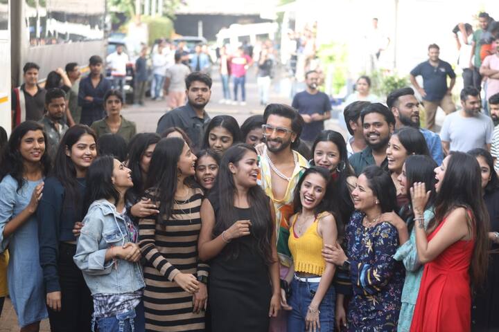 डांस दीवाने जूनियर्स के सेट के बाहर से जो तस्वीरें सामने आई हैं उसमें रणवीर सिंह फीमेल फैन्स से घिरे नजर आ रहे हैं.