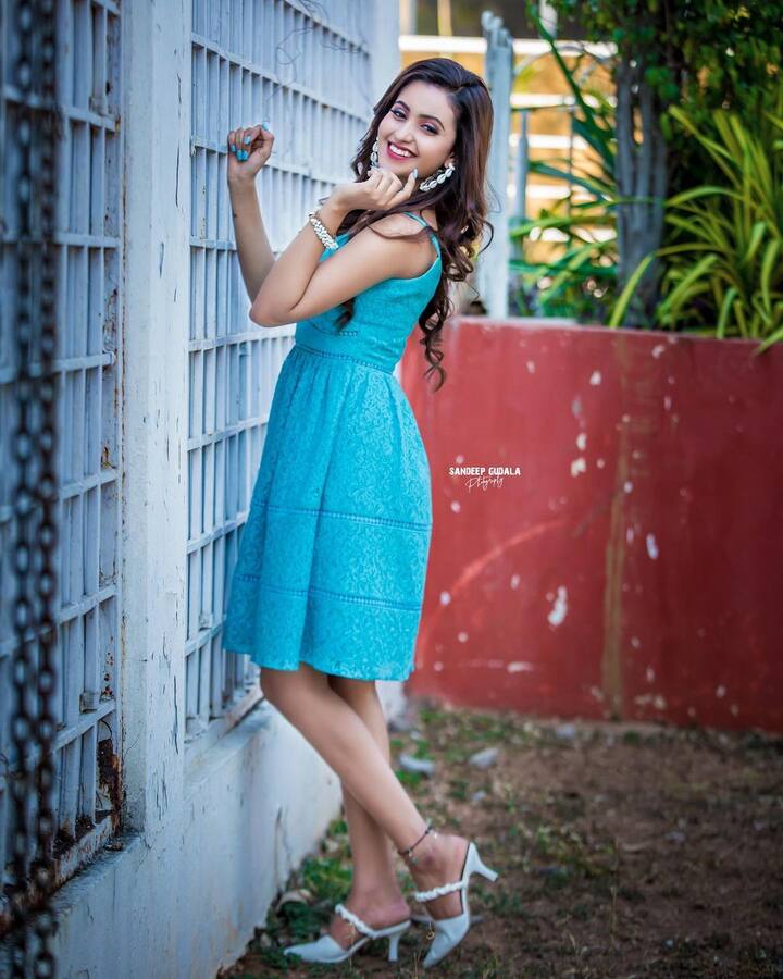 దీపికి పిల్లిని చూస్తే ఎవరికైనా కాసేపు మతి పోవాల్సిందే. -Image credit: Deepika Pilli/Instagram