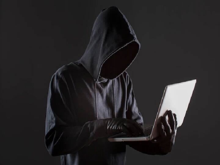 इसके बाद आपकी सारी शिकायत को एक टिकट के रूप में दर्ज किया जाएगा. इसके बाद आपकी शिकायत के आधार पर आपके बैंक खाते, वॉलेट्स, मर्चेंट्स आदि सभी जानकारी को चेक किया जाएगा. इससे यह पता चलेगा कि कैसे पीड़ित के बैंक अकाउंट से पैसे जालसाजों के अकाउंट में ट्रांसफर किए गए हैं. (PC: Freepik)