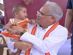 Chhattisgarh: विधानसभा क्षेत्रों के दौरे पर निकले CM भूपेश बघेल ने बच्ची को गोद में लेकर किया दुलार, लोगों ने की तारीफ