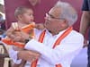 Chhattisgarh: विधानसभा क्षेत्रों के दौरे पर निकले CM भूपेश बघेल ने बच्ची को गोद में लेकर किया दुलार, लोगों ने की तारीफ