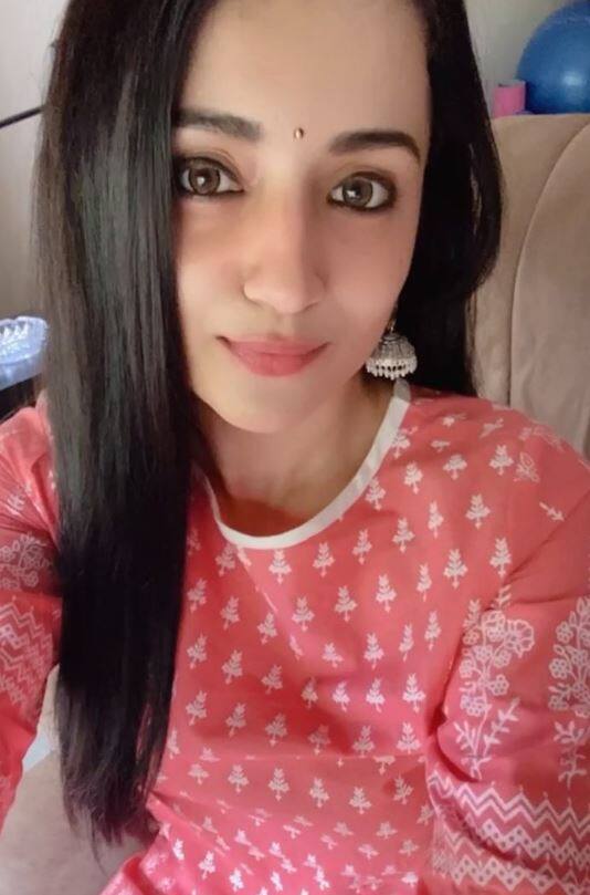 અભિનેત્રી ત્રિશા કૃષ્ણન આજે પોતાનો જન્મદિવસ મનાવી રહી છે. તેનો જન્મ 4 મે, 1983ના રોજ ચેન્નઈમાં થયો હતો. તેણે 1999માં તેની કારકિર્દીની શરૂઆત કરી હતી. ફિલ્મોની સાથે સાથે તે તેના અફેર અને સગાઈને લઈને પણ ઘણી ચર્ચામાં રહી છે. અહેવાલો અનુસાર, ધનુષ સહિત તેનું નામ ચાર અભિનેતાઓ સાથે જોડવામાં આવ્યું છે જેમાં 'બાહુબલી'ના 'ભલ્લાલદેવ' એટલે કે રાણા દગ્ગુબાતીનો સમાવેશ થાય છે, પરંતુ તેમ છતાં તે 39 વર્ષની ઉંમરે પણ કુંવારી છે.