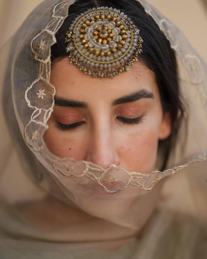 हाथों में मेहंदी और माथे पर बड़ा सा टिका लगाए हुए पारुल बहुत ही खूबसूरत लग रही हैं.