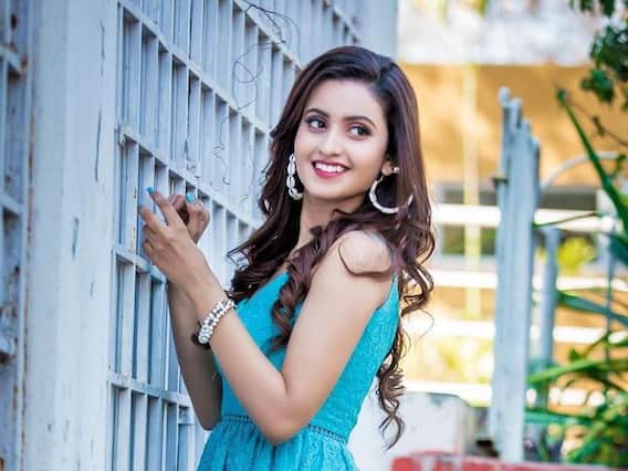Deepika Pilli: చిట్టి గౌనులో దీపికి పిల్లి చిందులు Deepika Pilli: చిట్టి గౌనులో దీపికి పిల్లి చిందులు