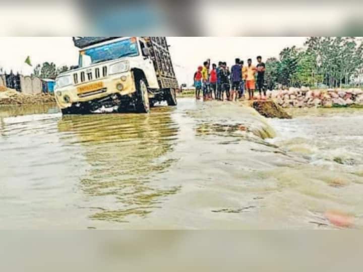 Bihar News: flood like scene in first rain in Sitamadhi Hardi river water level increase and flow on road ann Bihar News: बिहार में पहली बारिश में ही दिखा बाढ़ के जैसा नजारा, सीतामढ़ी में उफान पर हरदी नदी, सड़क पर पहुंचा पानी