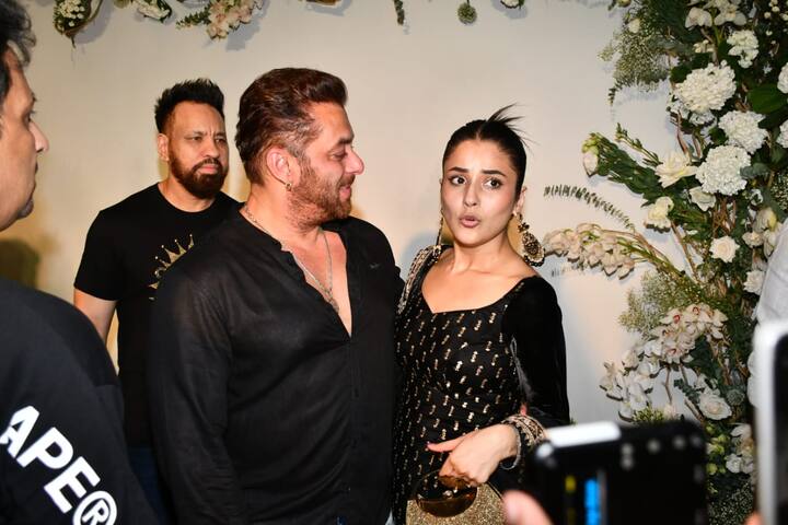 পার্টিতে দীপিকা পাড়ুকোন, নেহা ধুপিয়া, রণবীর সিং, কিয়ারা আডভাণী, কার্তিক আরিয়ান এবং অন্যান্য তারকারা হাজির ছিলেন।