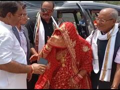 Pratapgarh News: प्रतापगढ़ में हेलीकॉप्टर से उतरी व्यवसायी की बहू, देखने के लिए उमड़ पड़े लोग