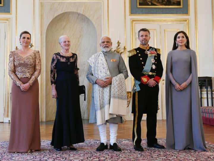 इसके बाद पीएम मोदी ने डेनमार्क के कोपेनहेगन में किंगडम ऑफ डेनमार्क की महारानी मार्गरेट द्वितीय से भी मुलाकात की. महारानी ने पीएम मोदी का गर्मजोशी से भव्य स्वागत किया.