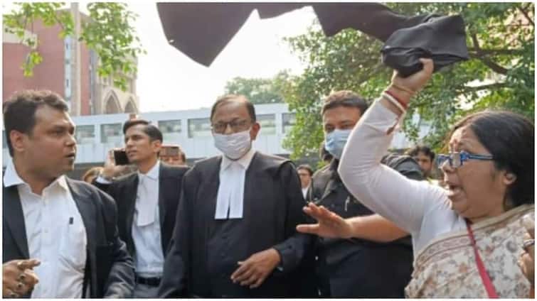 Congress leader & advocate P Chidambaram faced protest by lawyers of Congress Cell at Calcutta HC P Chidambaram : காங்கிரசுக்கு எதிராக ஆஜராகிய ப.சிதம்பரம்..! காங்கிரஸ் வழக்கறிஞர்கள் கடும் எதிர்ப்பு..