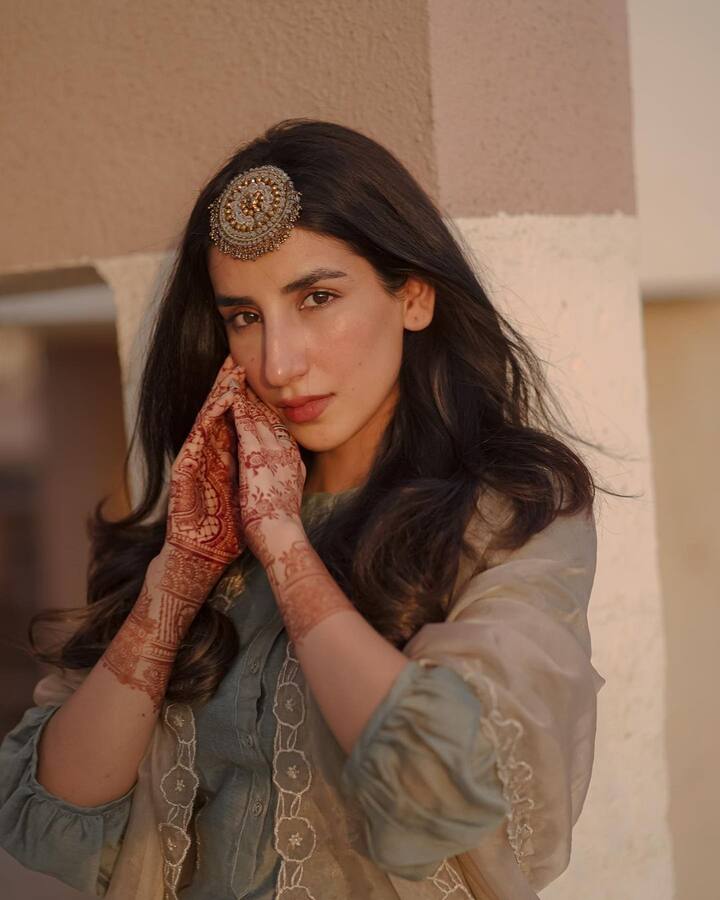 पारुल ने इन तस्वीरों को शेयर कर पूरा इंटरनेट हिला दिया है. सोशल मीडिया पर तेजी से उनकी तस्वीरें वायरल हो रही हैं.