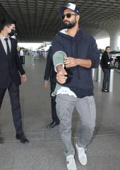 Vicky Kaushal Photos: ਵਿੱਕੀ ਕੌਸ਼ਲ ਨੇ ਏਅਰਪੋਰਟ 'ਤੇ ਦਿਖਾਇਆ ਪਰਫੈਕਟ ਲੁੱਕ, ਕਾਰ ਤੋਂ ਉਤਰਦੇ ਹੀ ਅਦਾਕਾਰ ਨੇ ਦਿੱਤੇ ਡੈਪਰ ਪੋਜ਼