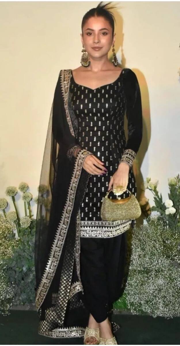 शहनाज गिल अब अर्पिता खान और आयुष शर्मा की ईद बैश में शामिल होकर एक बार फिर से सुर्खियां बटोर रही हैं. इस खास मौके पर शहनाज गिल ब्लैक ट्रेडिशनल आउटफिट में नजर आईं, जिसमें वो बेहद ही गॉर्जियस लग रही थीं.