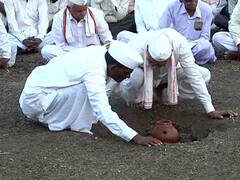 PHOTO : 'पाऊसपाणी मुबलक, रोगराईचा नायनाट होणार'; प्रसिद्ध भेंडवळ घटमांडणीतून अंदाज