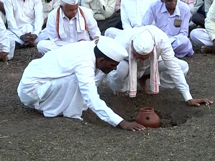 अखेर आज प्रसिद्ध अशा भेंडवळच्या घट मांडणीचे (Buldhana Bhendwal Bhavishyavani 2022) भाकित जाहीर करण्यात आलं.  350 वर्षांची परंपरा असलेली आणि शेतकऱ्यांमध्ये विश्वास असलेली प्रथा म्हणजे, 'भेंडवळची घट मांडणी'.