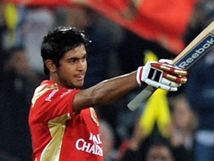 IPL में सबसे धीमा शतक लगाने का रिकॉर्ड मनीष पांडे के नाम दर्ज है. मनीष पांडे ने साल 2009 में रॉयल चैलेंजर्स बैंगलोर की ओर से खेलते हुए डेक्कन चार्जर्स के खिलाफ 67 गेंद पर शतक बनाई थी. यह IPL में किसी भारतीय द्वारा लगाया गया पहला शतक भी था.