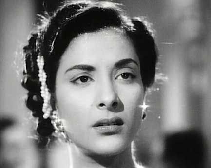 Nargis Dutt: जब कीमोथेरेपी के बाद खुद को शीशे में देखकर रो पड़ी थीं नर्गिस दत्त, कैंसर ने ले ली थी जान