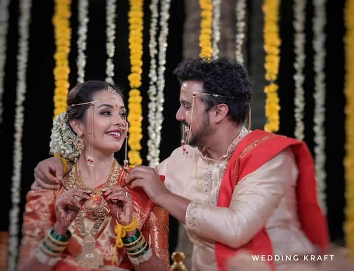 विराजस कुलकर्णी आणि शिवानी रांगोळेने काही महिन्यांपूर्वी सोशल मीडियावर त्यांच्या रिलेशनशिपची जाहीर कबुली दिली होती. कुटुंबीय आणि मित्र-मैत्रिणींच्या उपस्थित विराजस आणि शिवानीने सात फेरे घे(photo:weddingkraft/ig)तले आहेत.