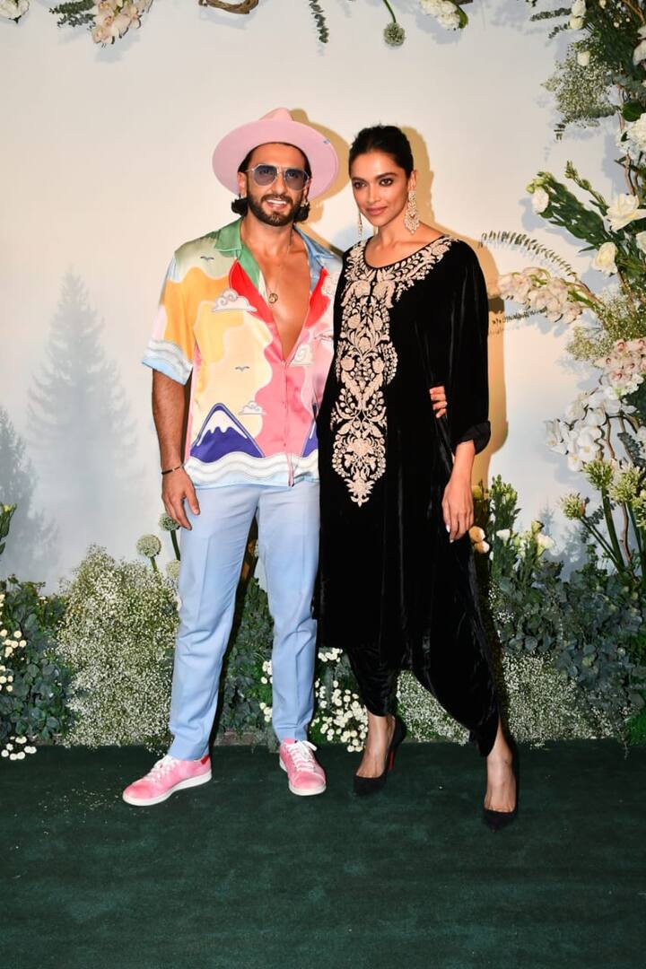 यहां रणवीर सिंह का एक बार फिर अतरंगी अंदाज़ देखने को मिला, वहीं दीपिका पादुकोण ट्रेडिशनल लुक में दिखीं.