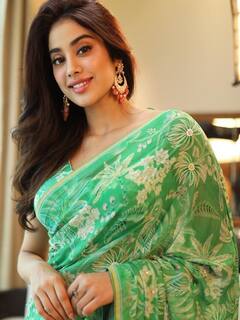Janhvi Kapoor: புத்தம் புதிதாய்.. பூமி தொடாத பிள்ளையின் பாதம். நடிகை ஜான்வி கபூர் லேட்டஸ்ட் க்ளிக்ஸ் !
